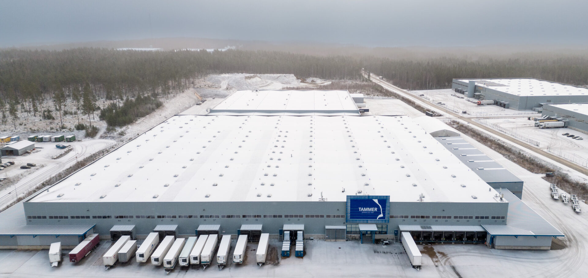 Talvinen ilmakuva Tammer Brandsin logistiikkakeskuksesta.