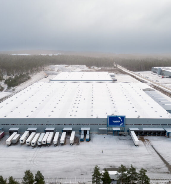 Talvinen ilmakuva Tammer Brandsin logistiikkakeskuksesta.